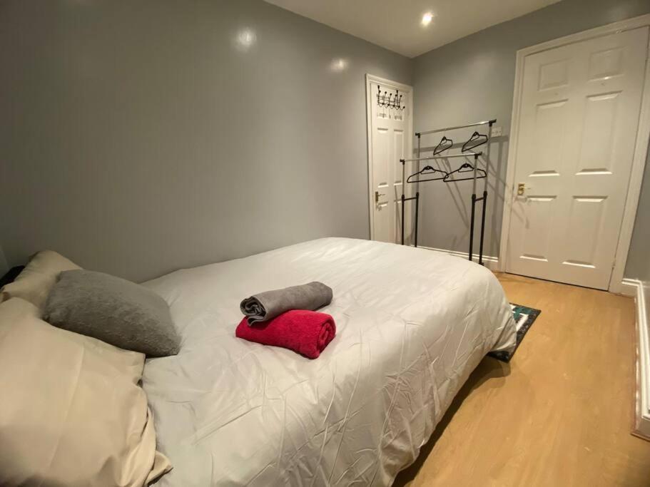 Spacious 2 Bedroom Flat Londra Exterior foto