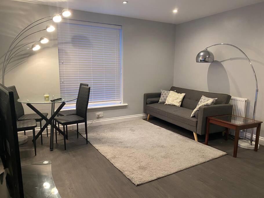 Spacious 2 Bedroom Flat Londra Exterior foto