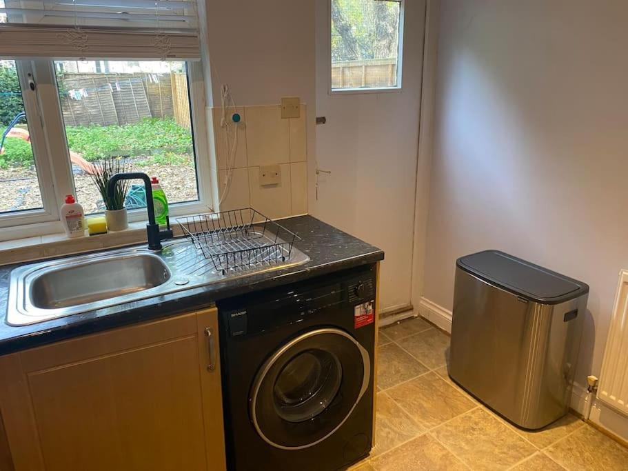 Spacious 2 Bedroom Flat Londra Exterior foto