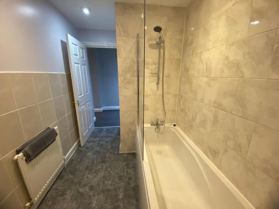 Spacious 2 Bedroom Flat Londra Exterior foto