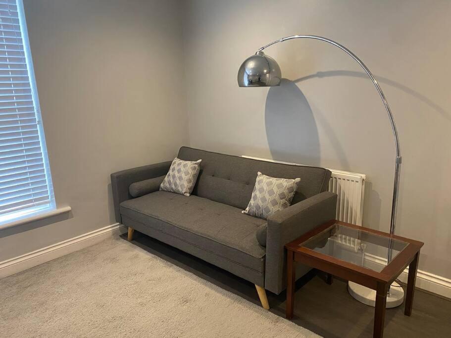 Spacious 2 Bedroom Flat Londra Exterior foto